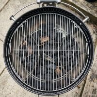 Griglia del barbecue pulita